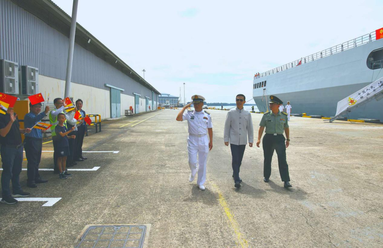 驻文莱肖建国大使迎接并看望技术停靠的海军长白山舰