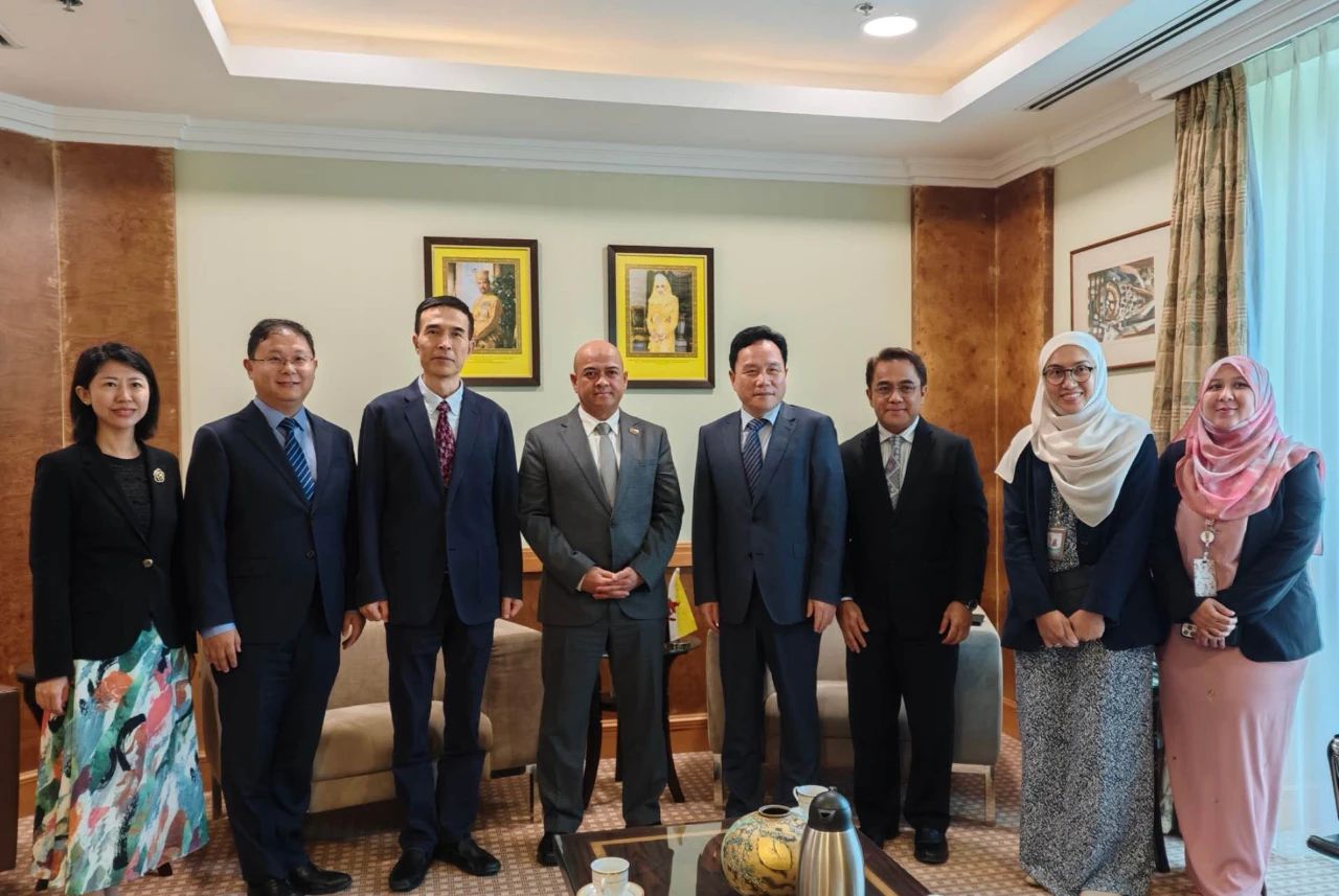 驻文莱大使肖建国会见首相府能源事务主管副部长阿兹米